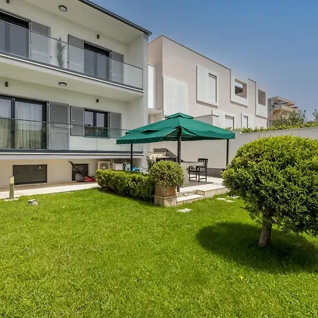 Apartment Lux Garden Luxury 2 *